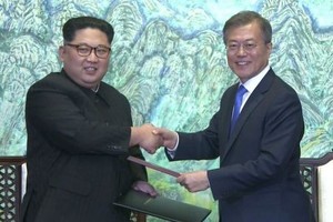 Lãnh đạo Triều Tiên và Tổng thống Hàn Quốc sau cuộc họp thượng đỉnh. Ảnh: CNN.