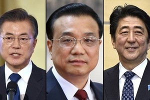 Từ trái qua, Tổng thống Hàn Quốc Moon Jae-in, Thủ tướng Trung Quốc Lý Khắc Cường và Thủ tướng Nhật Bản Shinzo Abe. Ảnh: Reuters.