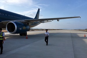 Máy bay chở hơn 200 hành khách đáp nhầm đường băng tại sân bay Cam Ranh. Ảnh: An Phước.