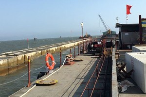 Thi công hai bến số 1, số 2, Dự án xây dựng cảng cửa ngõ quốc tế Lạch Huyện giai đoạn khởi động