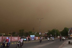 Cơn bão làm đen kịt bầu trời nhiều khu vực ở bang Rajasthan hôm qua. Ảnh: PTI