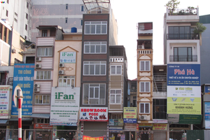 Một loạt các căn nhà có diện tích nhỏ trên phố Trường Chinh