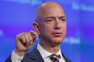 Tỷ phú giàu nhất thế giới tiêu 88.000 USD cũng chỉ như người có thu nhập trung bình tiêu 1 USD. (Nguồn: BI).