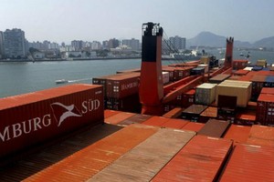 Chính sách bảo hộ mậu dịch của Mỹ đang tác động tiêu cực đến hoạt động thương mại của EU.