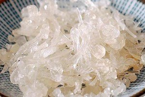 Nhựa cây tuyết yến có màu sắc giống  như mủ trôm.