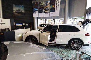 Chiếc Cayenne màu trắng đâm vỡ cửa kính, ủn quầy lễ tân đi cả mét. Ảnh: Asiawire.