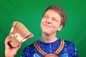 Triệu phú Bitcoin Pavel Nyashin khoe tiền trên clip đăng tải trên mạng xã hội. (Nguồn: The Sun)