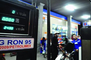 Bán xăng RON 95 tại một cây xăng thuộc hệ thống Petrolimex. 