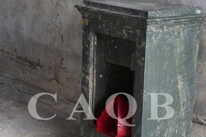 Chiếc két sắt bị đập phá. (Ảnh CAQB)