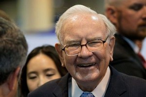 Warren Buffett đi dạo quanh khu triển lãm tại ĐHCĐ Berkshire Hathaway. Ảnh: Reuters