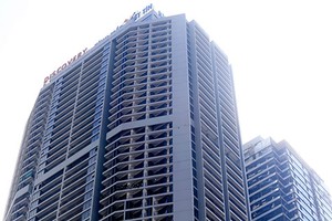 Tổ hợp trung tâm thương mại, căn hộ cao cấp Discovery Complex có hai tòa tháp 52 tầng, 34 tầng nằm ở vị trí đắc địa giữa trung tâm quận Cầu Giấy. Ảnh: Phương Sơn