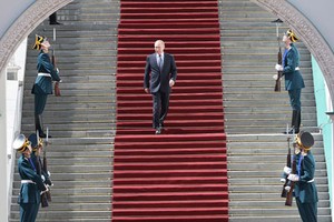 Putin chuẩn bị chủ trì lễ diễu binh sau khi tuyên thệ nhậm chức. Ảnh: Reuters.