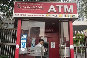 Agribank - đơn vị sở hữu số ATM lớn nhất hệ thống - vừa thông báo tăng phí rút tiền nội mạng. Ảnh: T.L.