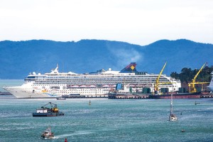 Các sân bay, cảng biển có ý nghĩa đặc biệt quan trọng trong việc giúp các tỉnh, thành phố khu vực miền Trung phát triển kinh tế. Trong ảnh: Cảng Tiên Sa (TP. Đà Nẵng). Ảnh: Hải Sơn