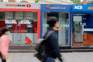 Một chuỗi ATM được đặt trên đường phố Hà Nội. Ảnh: Thanh Hải.