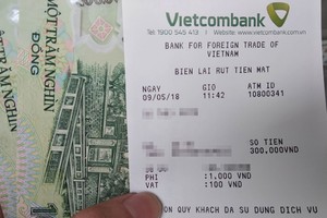 Mức phí rút ATM 1.100 đồng của Vietcombank sẽ được tăng lên 1.650 đồng từ ngày 16/5. Ảnh: Anh Tú.