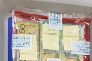 Tang vật bị phát hiện là số tiền hơn 300 triệu đồng.