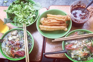 Quán mở cửa từ 7h đến 10h, có khi 8h đã hết. Giá 30.000 đồng một bát. Ảnh: Este.