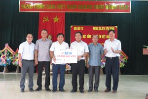 50 suất học bổng Vì trẻ em Việt Nam đến với các em học sinh huyện Yên Thành, Nghệ An