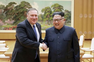 Ngoại trưởng Mỹ Mike Pompeo (trái) cho biết đã có cuộc trò chuyện cởi mở với nhà lãnh đạo Triều Tiên Kim Jong-un. (Ảnh: AFP)