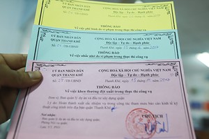 UBND quận Thanh Khê áp dụng phạt thẻ vàng, xanh và khen thưởng bằng thẻ hồng với công chức. Ảnh: Nguyễn Đông.