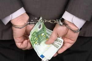 Nhiều người có thể vượt qua được hiểm nguy của bom đạn chiến trường, dao kiếm của tội phạm, nhưng lại gục ngã trước cám dỗ của vật chất, quyền lực.