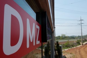 Một công ty môi giới bất động sản ở Munsan, Hàn Quốc ngày 10/5 đặt tấm biển quảng cáo đất tại Khu Phi quân sự (DMZ). Ảnh: Reuters.