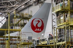 Một máy bay của JAL tại sân bay Haneda. Ảnh: Reuters