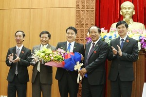 Lãnh đạo tỉnh Quảng Nam chúc mừng ông Trần Văn Tân (giữa).