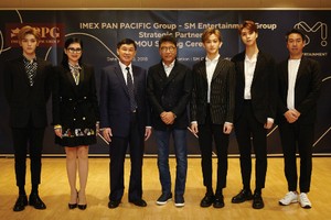 Ông Johnathan Hạnh Nguyễn cùng lãnh đạo SM và một số nghệ sỹ Hàn Quốc do công ty này đào tạo.