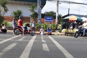 Dù có bảng cấm nhưng tình trạng chợ mua bán vẫn "mọc" lên ở một số tuyến đường trên địa bàn TP Cà Mau, vi phạm hàng lang an toàn đường bộ. (Ảnh: CTV).