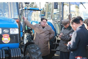 Nhà lãnh đạo Kịm Jong-un tới thăm một nhà máy sản xuất máy kéo tại Triều Tiên (Ảnh: KCNA)
