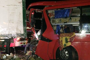 Ôtô khách hư hỏng sau tai nạn. Ảnh: Thái Thông.