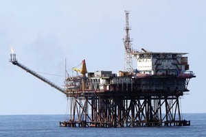 Giá dầu mỏ thế giới được dự báo tăng lên 90 USD/thùng vào cuối năm nay. Trong ảnh: Mỏ Bạch Hổ. Ảnh: Đức Thanh