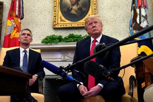 Tổng thống Mỹ Donald Trump và Tổng thư ký NATO Jens Stoltenberg. (Ảnh: Reuters)