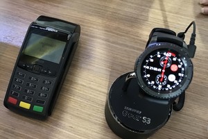 [Người dùng có thể dùng Gear S3 để thanh toán bằng Samsung Pay.