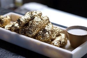 Cánh gà chiên dát vàng 24 karat chỉ có ở New York