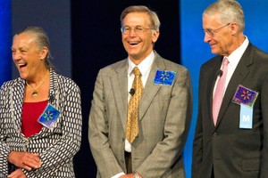 Từ trái sang là Alice Walton, Jim Walton và Rob Walton chụp cùng nhau năm 2011. Ảnh: Bloomberg