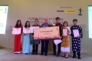 Đội chiến thắng Synergy đến từ Việt Nam cùng ông Mark Billington, Giám đốc ICAEW khu vực Đông Nam Á.