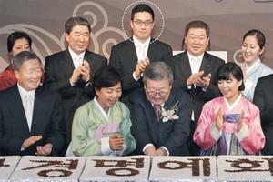 Koo Kwang-moo (giữa) cùng các thành viên trong gia đình. Ảnh: Chosun Ilbo