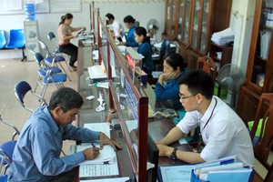 Công chức tại khu vực một cửa ở Đà Nẵng trong giờ làm việc. Ảnh: Nguyễn Đông.