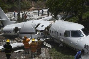 Máy bay Mỹ bị gẫy làm đôi. (Ảnh: RT)