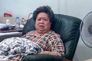 Hiện bà Phấn đang nằm chăm sóc tại bệnh viện Tân Hưng, quận 7. Ảnh: CTV.