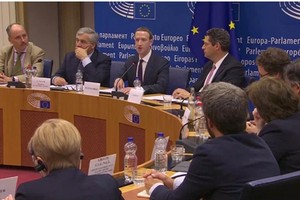 Mark Zuckerberg trong phiên điều trần hôm qua tại EU. Ảnh: Reuters