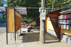 Thành phố Huế đã giao vỉa hè đường Hai Bà Trưng cho doanh nghiệp khai thác dịch vụ. Ảnh: Võ Thạnh