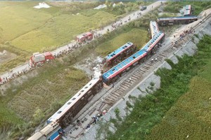 Vụ tai nạn đã làm 2 người chết (gồm lái tàu và phụ lái tàu bị kẹt trong cabin đầu máy 927) và làm 10 người bị thương, trong đó, 3 nhân viên đường sắt, 1 lái xe ô tô tải và 6 hành khách đi tàu.