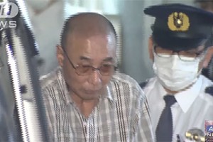 "Thánh móc túi" Kazutoshi Yamaguchi bị cảnh sát áp giải ở Tokyo hôm 21/5. Ảnh: ANN News