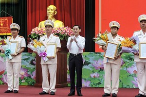 Chủ tịch UBND TP Cần Thơ Võ Thành Thống trao quyết định của Bộ trưởng Bộ Công an cho các đồng chí trong Ban Giám đốc, Công an TP Cần Thơ. Ảnh báo Cần Thơ.