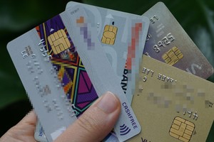 Chậm nhất hết năm 2020, toàn bộ thẻ từ nội địa ngân hàng phải chuyển sang thẻ chip. Ảnh: Anh Tú