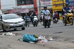 Rác thải sinh hoạt bị người dân vứt bỏ ngay trên miệng cống thu nước ở một tuyến phố tại TP Biên Hòa.